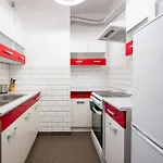 דירה Metro Plocka Cosy By Bookinghost